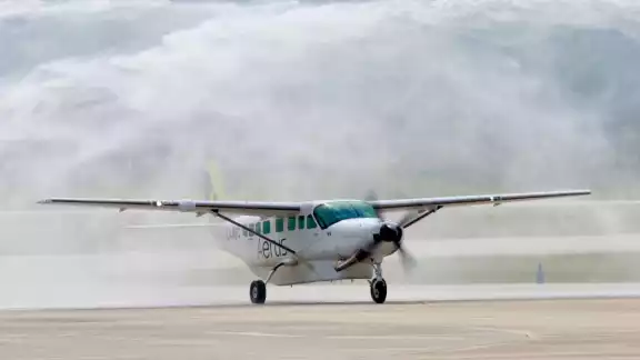 El vuelo saldrá a las 9:00 am de Villahermosa y estará de regreso a las 7:00 pm El vuelo saldrá a las 9:00 am de Villahermosa y estará de regreso a las 7:00 pm