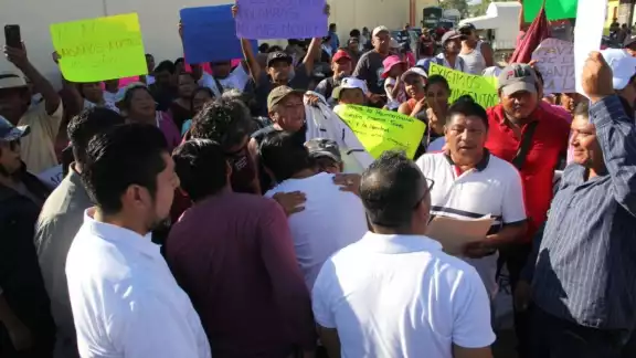 Aproximadamente 80 personas bloquearon ayer, a las 7:30 de la mañana, el acceso principal a la zona Aproximadamente 80 personas bloquearon ayer, a las 7:30 de la mañana, el acceso principal a la zona