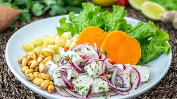 Cabe mencionar que la preparación del ceviche ha ido variando conforme pasan los años Cabe mencionar que la preparación del ceviche ha ido variando conforme pasan los años