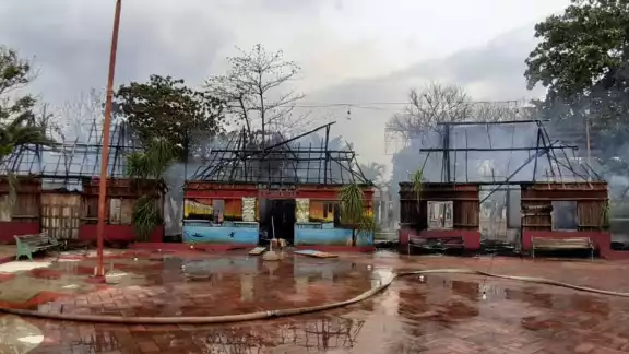 Un fuerte incendio en José María Morelos consume 4 palapas