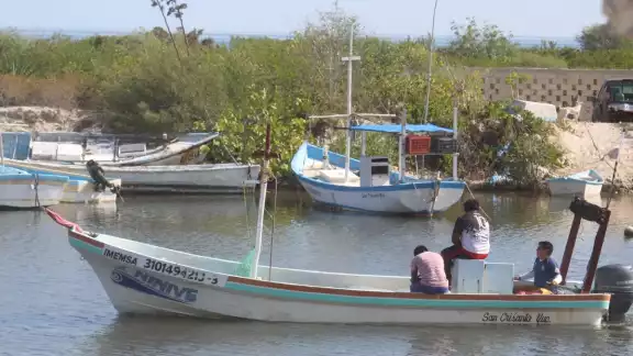 Los pescadores han visto a varios hombres de puertos vecinos sin equipos de trabajo ejerciendo esa actividad