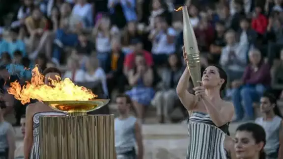 Esté sábado 27 de abril la antorcha olímpica de los Juegos de París 2024 embarcó desde el puerto griego del Pireo hacia Francia a bordo del legendario velero "Belem" Esté sábado 27 de abril la antorcha olímpica de los Juegos de París 2024 embarcó desde el puerto griego del Pireo hacia Francia a bordo del legendario velero "Belem"