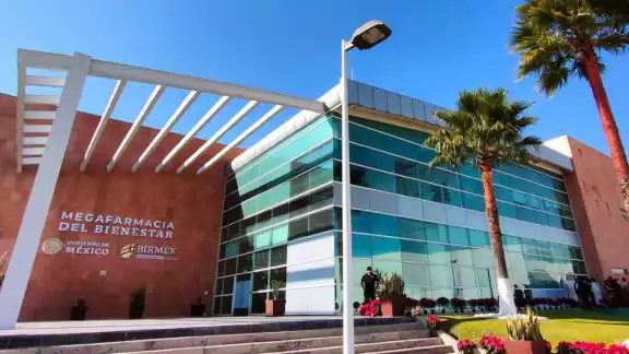 El Presidente Andrés Manuel López Obrador negó que hagan falta medicamentos en la megafarmacia como algunos medios lo aseguran El Presidente Andrés Manuel López Obrador negó que hagan falta medicamentos en la megafarmacia como algunos medios lo aseguran