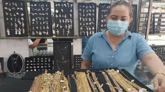 Delincuentes se las ingenian para engañar a la población ofreciendo en la calle prendas falsas del metal a precios exhorbitantes Delincuentes se las ingenian para engañar a la población ofreciendo en la calle prendas falsas del metal a precios exhorbitantes