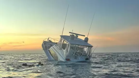 El yate comenzó a hundiste en el mar en Progreso El yate comenzó a hundiste en el mar en Progreso