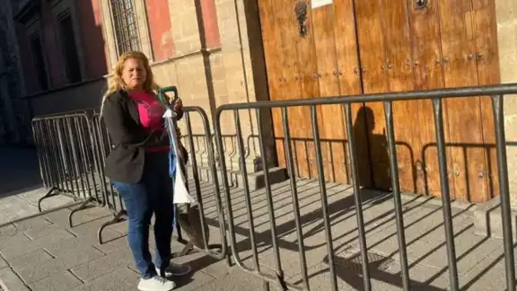 Ceci Flores, una madre buscadora, llegó a palacio nacional para buscar entregarle al Presidente de México la pala con la que ha buscado los restos de su hijo Ceci Flores, una madre buscadora, llegó a palacio nacional para buscar entregarle al Presidente de México la pala con la que ha buscado los restos de su hijo