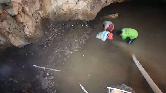Las características de la roca permiten la rápida filtración del agua Las características de la roca permiten la rápida filtración del agua