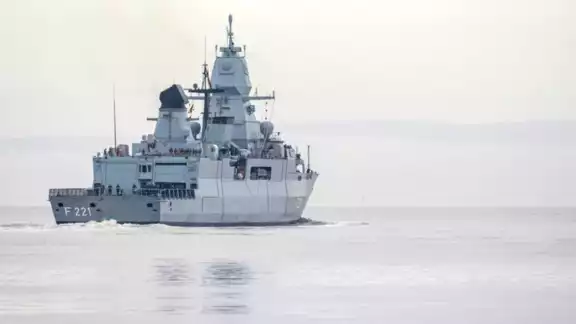 Una fragata militar alemana se dirige hacia el Mar Rojo en una misión programada por la Unión Europea para proteger a los barcos.