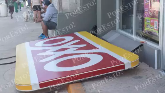 El letrero del Oxxo rozó a la madre y a su hija, sin causarles daños El letrero del Oxxo rozó a la madre y a su hija, sin causarles daños