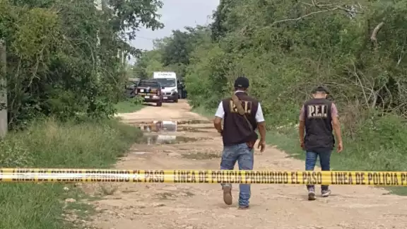 El joven colgó su hamaca de la columna y le cayó encima