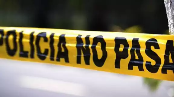 Un conductor se dio cuenta del cuerpo sobre la vía, por lo que pidió apoyo a las autoridades Un conductor se dio cuenta del cuerpo sobre la vía, por lo que pidió apoyo a las autoridades