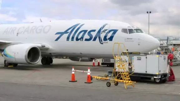 Este 17 de abril la Administración Federal de Aviación de Estados Unidos (FAA) ha ordenado la inmovilización de todos los vuelos operados por Alaska Airlines y sus filiales Este 17 de abril la Administración Federal de Aviación de Estados Unidos (FAA) ha ordenado la inmovilización de todos los vuelos operados por Alaska Airlines y sus filiales