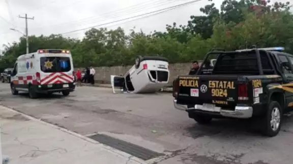 Elementos de la misma corporación policiaca que se hicieron cargo del percance vial señalizaron el sitio para evitar otro hecho de tránsito Elementos de la misma corporación policiaca que se hicieron cargo del percance vial señalizaron el sitio para evitar otro hecho de tránsito
