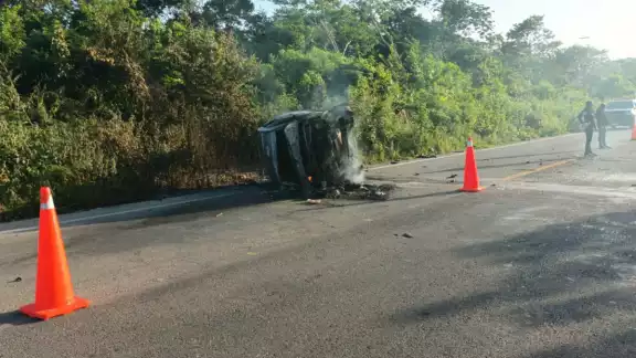 El chofer y su copiloto resultaron severamente lesionados El chofer y su copiloto resultaron severamente lesionados