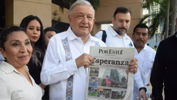 AMLO fue recibido por varios simpatizantes a su salida de un hotel en Paseo de Montejo, donde pernoctó la noche de sábado AMLO fue recibido por varios simpatizantes a su salida de un hotel en Paseo de Montejo, donde pernoctó la noche de sábado