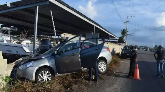 Los trabajadores de la marina se llevaron un susto al ver el accidente