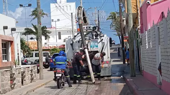 Al desbordarse el drenaje, la contaminación llega hasta la playa.