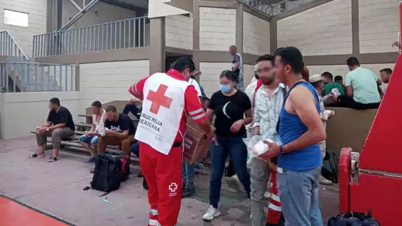 los migrantes eran custodiados por dos personas mexicanas