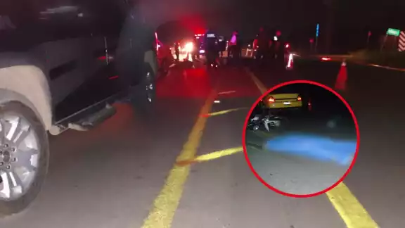 Uno de los motociclistas quedó debajo de la pesada unidad Uno de los motociclistas quedó debajo de la pesada unidad