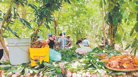 El impulsor de la conservación de la cultura yucateca, Alfonso Petul Cuxim, explicó el proceso para solicitar las lluvias El impulsor de la conservación de la cultura yucateca, Alfonso Petul Cuxim, explicó el proceso para solicitar las lluvias