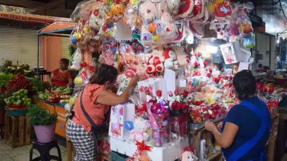 Además de los regalos, las decoraciones, envolturas y el papel picado de color rosa y rojo abundan por las calles Además de los regalos, las decoraciones, envolturas y el papel picado de color rosa y rojo abundan por las calles