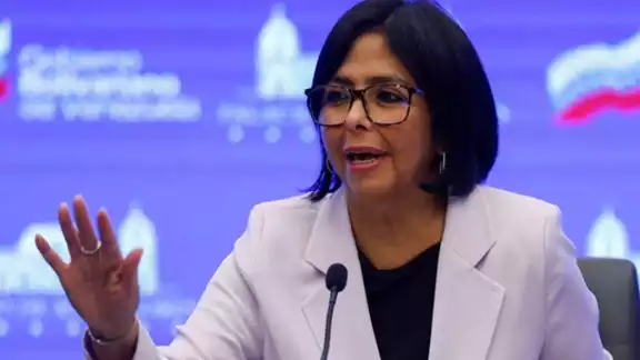 Delcy Rodríguez, vicepresidenta de Venezuela, informó que en respuesta las sanciones que pretende imponer EU, revocarán los vuelos de repatriación de migrantes venezolanos Delcy Rodríguez, vicepresidenta de Venezuela, informó que en respuesta las sanciones que pretende imponer EU, revocarán los vuelos de repatriación de migrantes venezolanos