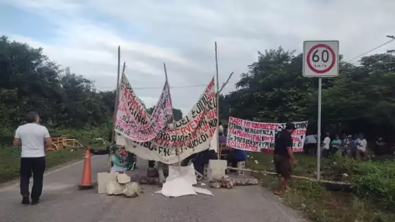 De acuerdo a información dada a conocer por los propios manifestantes, indicaron que por tercer día de bloqueo ninguna autoridad se ha preocupado