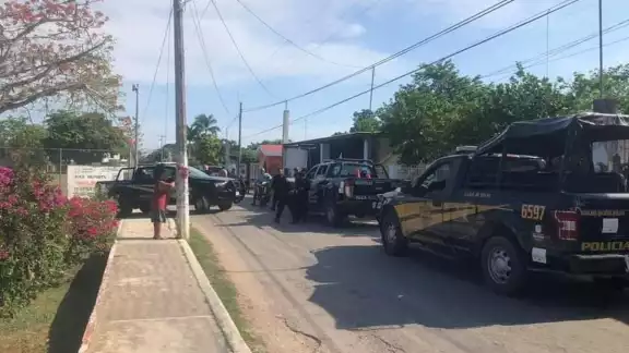 Un conductor quiso ayudar al joven, pero fue obligado a bajarlo Un conductor quiso ayudar al joven, pero fue obligado a bajarlo