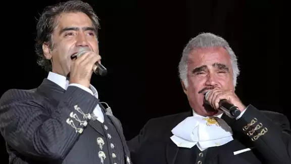 El emotivo mensaje fue acompañado con unas fotografías donde se puede ver a Alejandro pensativo. Foto: Especial