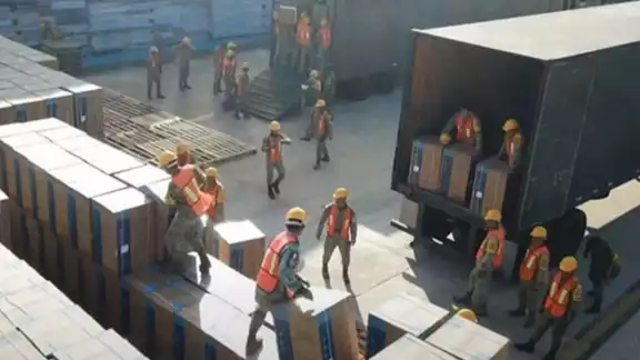 El Gobierno de México celebró la llegada de los primeros enserés domésticos comprados a China para los daminificados por el Huracán Otis en Acapulco y Coyuca de Benitez El Gobierno de México celebró la llegada de los primeros enserés domésticos comprados a China para los daminificados por el Huracán Otis en Acapulco y Coyuca de Benitez