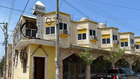 El hombre entró acompañado de una mujer al hotel