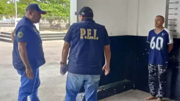 Marvin Alejandro Nájera flores, alias "El Nájera", intentó agredir a los oficiales, por lo que fue controlado Marvin Alejandro Nájera flores, alias "El Nájera", intentó agredir a los oficiales, por lo que fue controlado