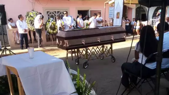 Al llegar al camposanto, fue llevado al sepulcro en donde la banda La Milagrosa le tocó algunas melodías Al llegar al camposanto, fue llevado al sepulcro en donde la banda La Milagrosa le tocó algunas melodías