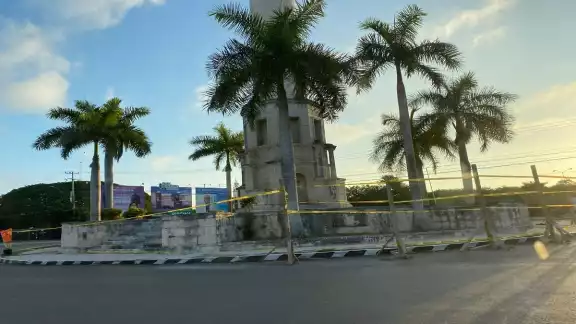 La empresa hace y deshace en las obras a voluntad, sin que la autoridad municipal la frene. (Es
