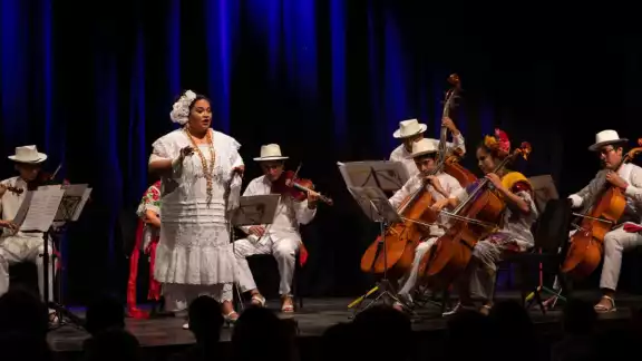 Durante su formación en el canto aprendió a tocar el violín y el violonchelo