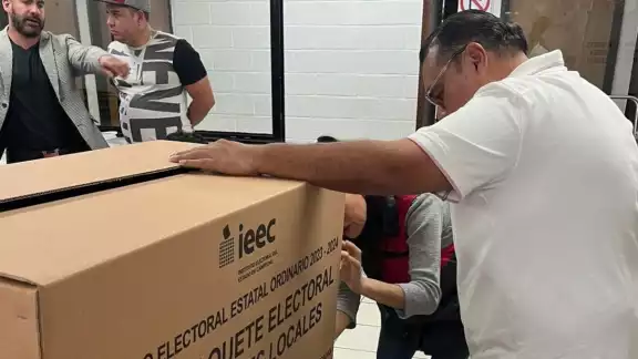 El material consiste en urnas, porta urnas, mamparas, bases, entre otros aditamentos, además de resaltar que todo transcurrió con mucha tranquilidad El material consiste en urnas, porta urnas, mamparas, bases, entre otros aditamentos, además de resaltar que todo transcurrió con mucha tranquilidad