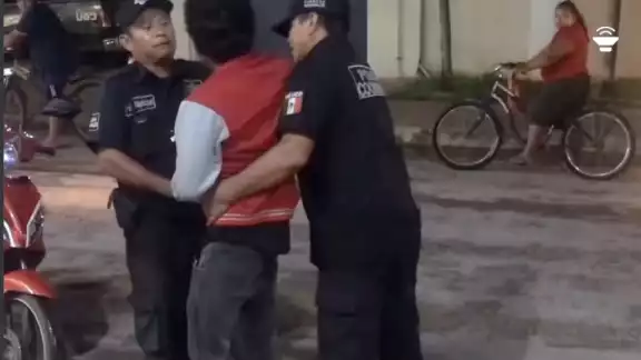 El menor fue detenido por circular a exceso de velocidad en su motocicleta