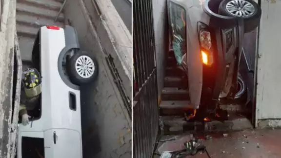 La camioneta tuvo que ser rescatada por equipos de emergencia La camioneta tuvo que ser rescatada por equipos de emergencia