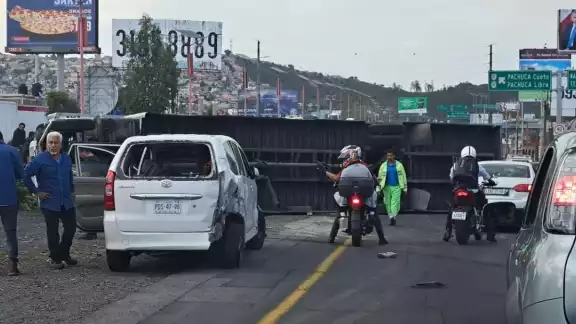 En el accidente también salieron afectados 5 vehículos En el accidente también salieron afectados 5 vehículos