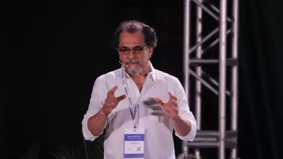 Sus materiales y técnicas reúnen la experiencia entre la construcción de geometría sensible