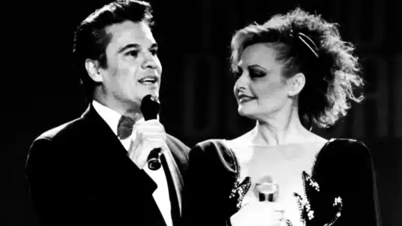 La española interpretó canciones de uno de los cantautores más importantes en el país, Juan Gabriel, con quien además forjó una gran amistad. Foto: Instagram @rociodurcalparasiempre La española interpretó canciones de uno de los cantautores más importantes en el país, Juan Gabriel, con quien además forjó una gran amistad. Foto: Instagram @rociodurcalparasiempre