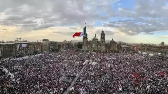 Cientos de simpatizantes se han dado cita en el zócalo. Foto: Especial Cientos de simpatizantes se han dado cita en el zócalo. Foto: Especial