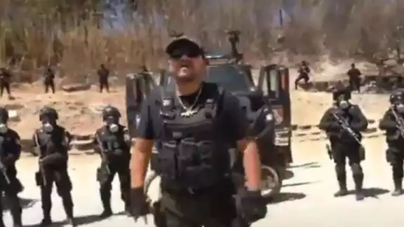 El cantante Pablo del Ángel ‘el Oaxaco’, desató la polémica cuando en uno de sus videos se hace uso de instalaciones policiales y recursos públicos de la SSPC de Oaxaca El cantante Pablo del Ángel ‘el Oaxaco’, desató la polémica cuando en uno de sus videos se hace uso de instalaciones policiales y recursos públicos de la SSPC de Oaxaca