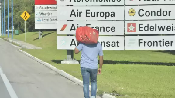 A fin de economizar, caminó desde la Central de Abastos para llegar al AIC, pero no pudo comprar su boleto de avión, ya que le pedían su INE.
A fin de economizar, caminó desde la Central de Abastos para llegar al AIC, pero no pudo comprar su boleto de avión, ya que le pedían su INE.