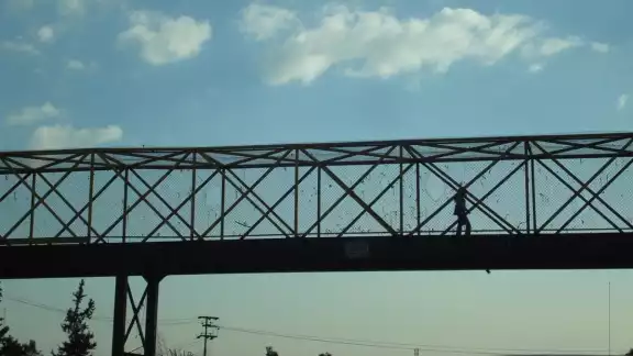 Policías lograron bajar al joven cuando intentaba suicidarse Policías lograron bajar al joven cuando intentaba suicidarse