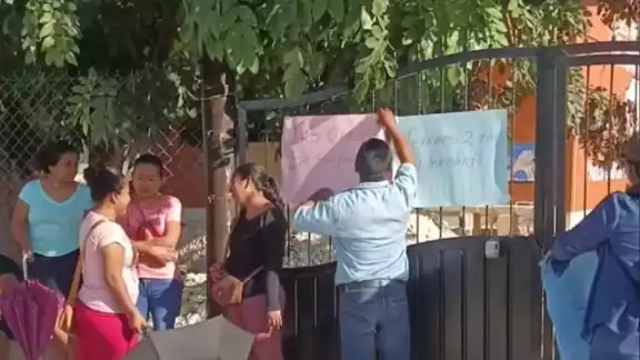Los padres de familia afirmaron que tras dos años, no saben quién cobraba el sueldo que está destinado para este trabajo
