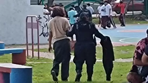Policías auxiliaron a las estudiantes para llevarlas a sus casas Policías auxiliaron a las estudiantes para llevarlas a sus casas