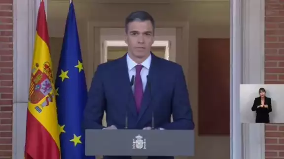 "He decidido seguir, con más fuerza si cabe, al frente de la Presidencia del Gobierno de España", señaló este lunes Pedro Sánchez desde el Palacio de la Moncloa en Madrid "He decidido seguir, con más fuerza si cabe, al frente de la Presidencia del Gobierno de España", señaló este lunes Pedro Sánchez desde el Palacio de la Moncloa en Madrid
