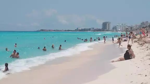 En Cancún las playas son de los principales atractivos que llaman la atención de los visitantes En Cancún las playas son de los principales atractivos que llaman la atención de los visitantes