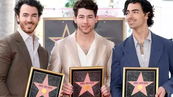 Los Jonas Brothers estuvieron acompañados de sus familias y amigos en el Paseo de la Fama en Hollywood Los Jonas Brothers estuvieron acompañados de sus familias y amigos en el Paseo de la Fama en Hollywood